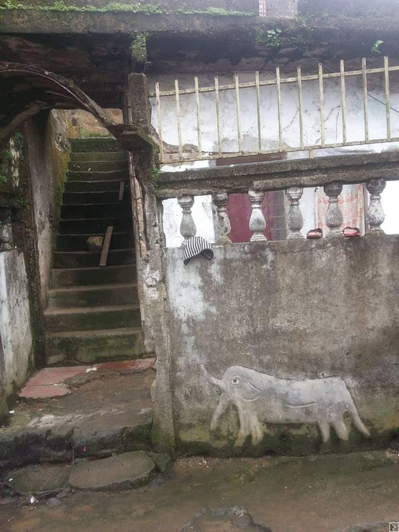 Image principale de Maison' à  vendre non titré 250 m2 bepanda derrière commissariat 7em 50 m de la route.