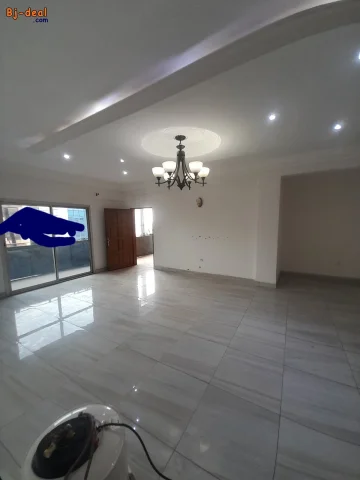 Image principale — Vaste appartement de 3ch 4dches a louer à bonapriso